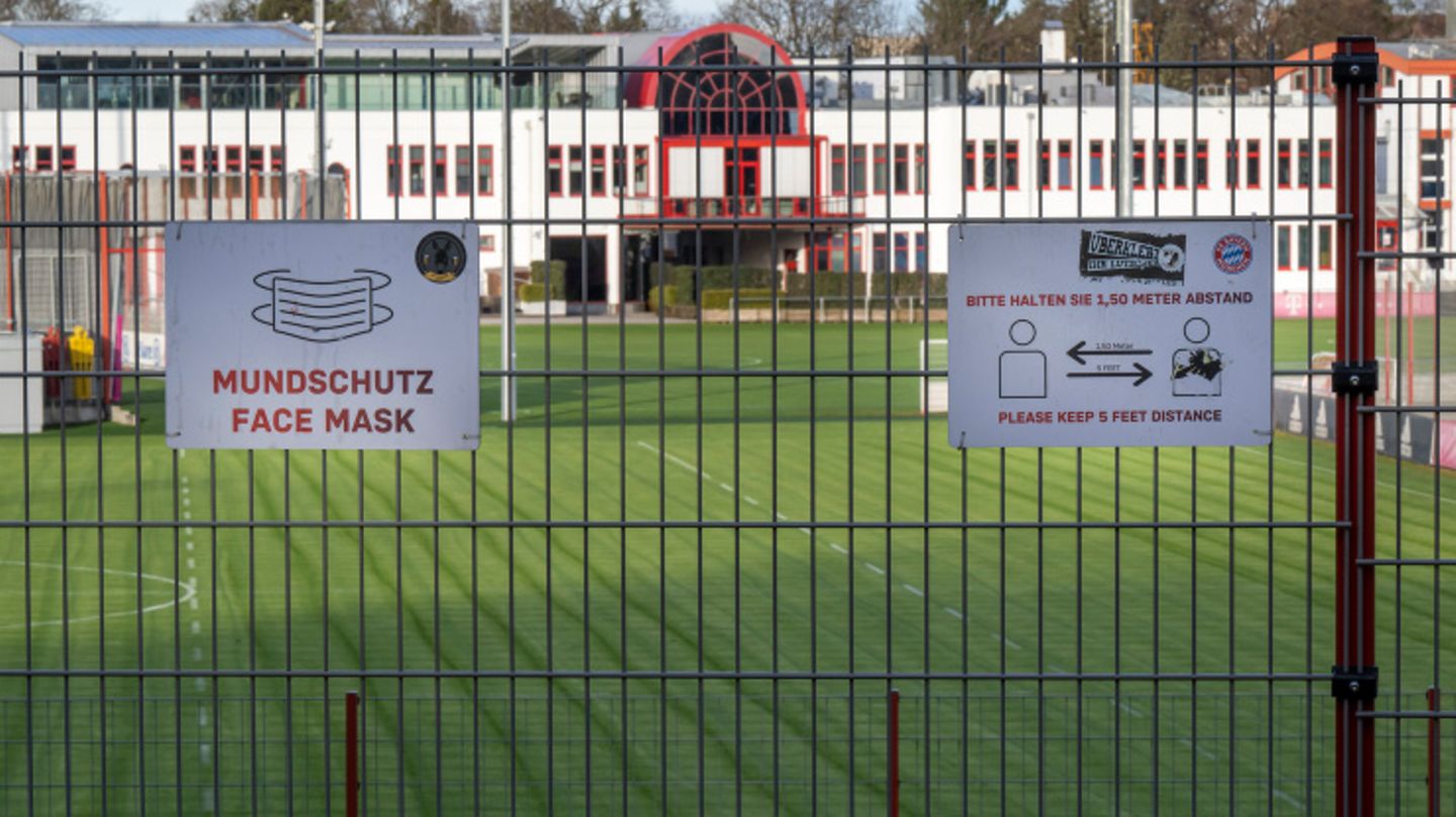 Hinweise zu Corona-Regeln an einem Zaun auf dem Trainingsgelände des FC Bayern