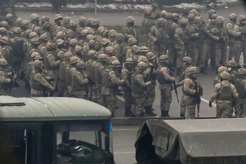 Almaty, Kasachstan: Militärkräfte sammeln sich, um gegen die Demonstranten vorzugehen 