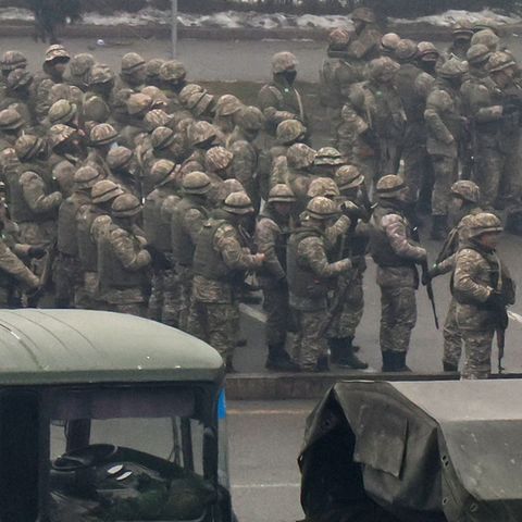 Almaty, Kasachstan: Militärkräfte sammeln sich, um gegen die Demonstranten vorzugehen 