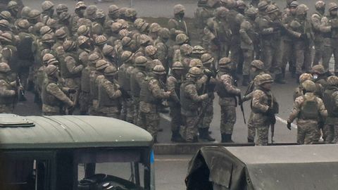 Almaty, Kasachstan: Militärkräfte sammeln sich, um gegen die Demonstranten vorzugehen 