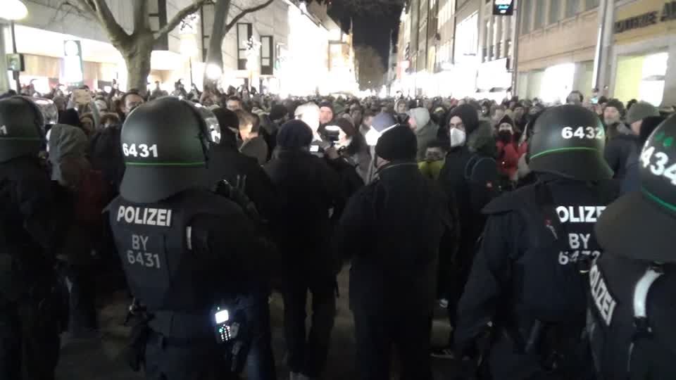 Video: Rund 3000 Teilnehmer: Münchener Polizei löst Demos gegen Corona-Maßnahmen auf Video: Rund 3000 Teilnehmer: Münchener Polizei löst Demos gegen Corona-Maßnahmen auf