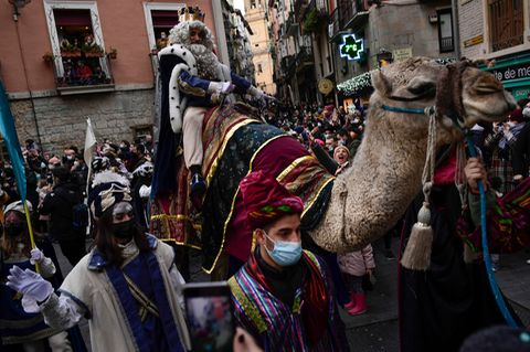 Menschen feiern die Heiligen Drei Könige mit einer Parade in Pamplona, während der Coronavirus-Pandemie