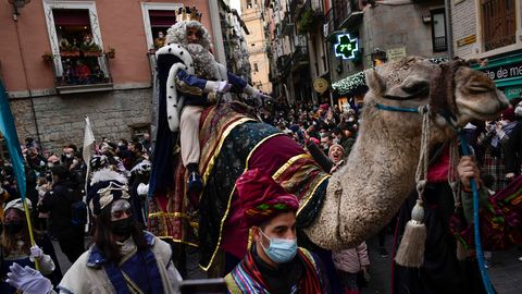 Menschen feiern die Heiligen Drei Könige mit einer Parade in Pamplona, während der Coronavirus-Pandemie
