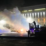 Beamte der Bereitschaftspolizei bereiten sich darauf vor, Demonstranten zu blockieren