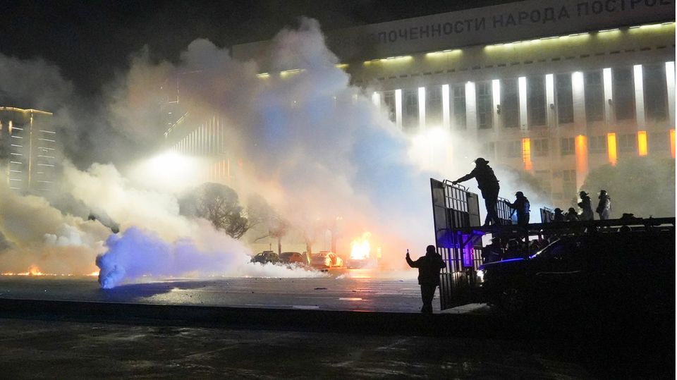 Beamte der Bereitschaftspolizei bereiten sich darauf vor, Demonstranten zu blockieren