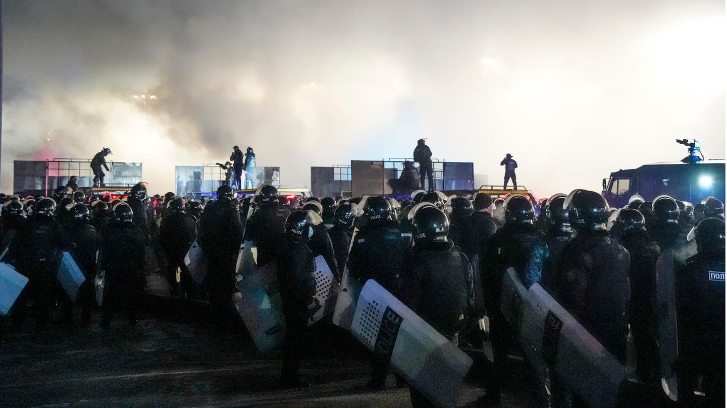 Bereitschaftspolizisten blockieren Demonstranten in der Innenstadt
