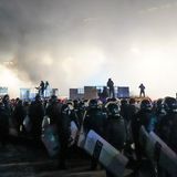 Bereitschaftspolizisten blockieren Demonstranten in der Innenstadt