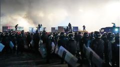 Bereitschaftspolizisten blockieren Demonstranten in der Innenstadt