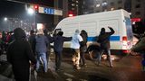 Demonstranten versuchen, einen Polizeibus während einer Demonstration im Stadtzentrum zu blockieren