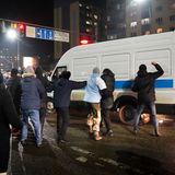 Demonstranten versuchen, einen Polizeibus während einer Demonstration im Stadtzentrum zu blockieren