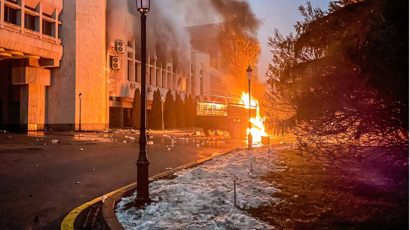 Das brennende Bürgermeisteramt in Almaty