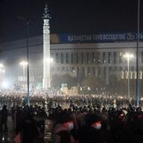 Bereitschaftspolizisten blockieren Demonstranten in der Innenstadt.