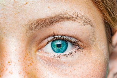 Zucken am Auge: Nahaufnahme eines Auges