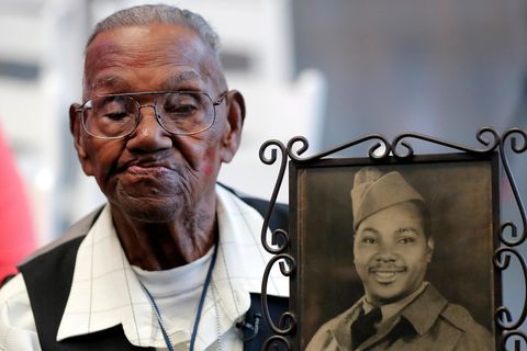 Weltkriegsveteran Lawrence Brooks mit einem Bild von 1943