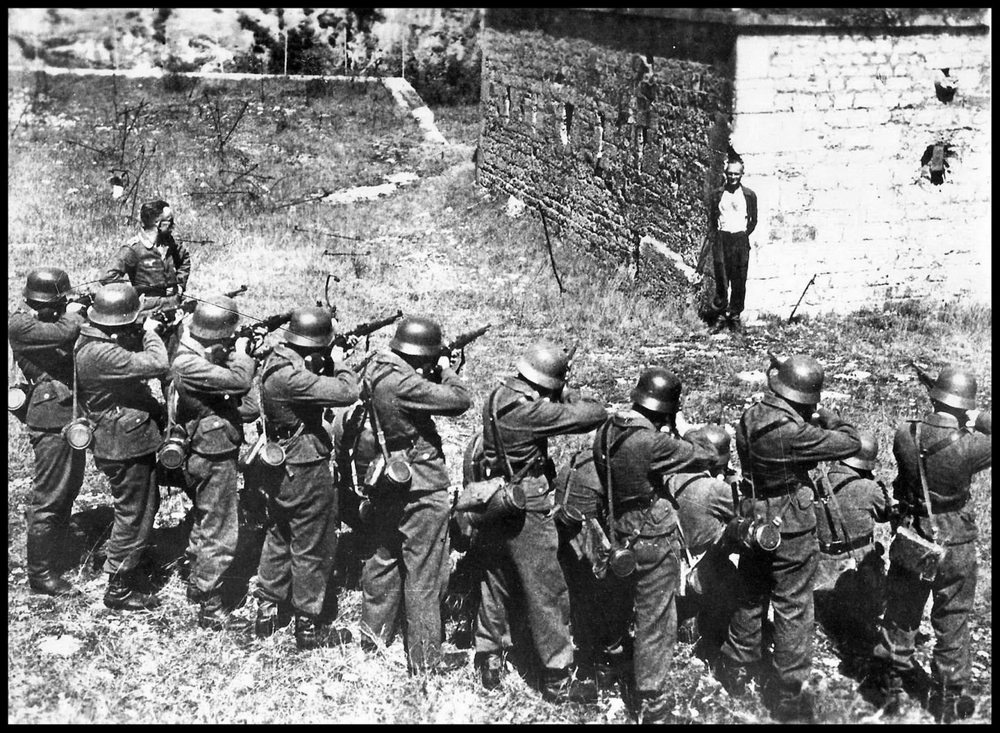 Georges Blind, Mitglied des französischen Widerstands, vor seiner Hinrichtung durch ein deutsches Erschießungskommando.