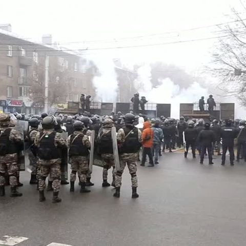 Proteste in Kasachstan: Soldaten und Demonstranten liefern sich Straßenkämpfe – Dutzende Tote und Verletzte