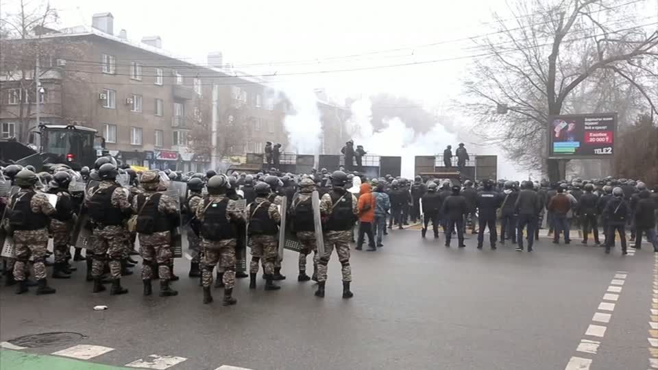 Proteste in Kasachstan: Soldaten und Demonstranten liefern sich Straßenkämpfe – Dutzende Tote und Verletzte