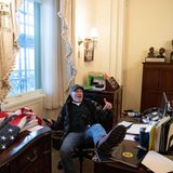 Auch der Stuhl von Nancy Pelosi bleibt nicht verschont: Die Angreifer brechen in das Büro der Vorsitzenden des Repräsentantenhauses ein und einer macht es sich an ihrem Schreibtisch gemütlich. Er wird später als Richard Barnett identifiziert und angeklagt. Seine nächste Anhörung vor Gericht ist für Februar angesetzt