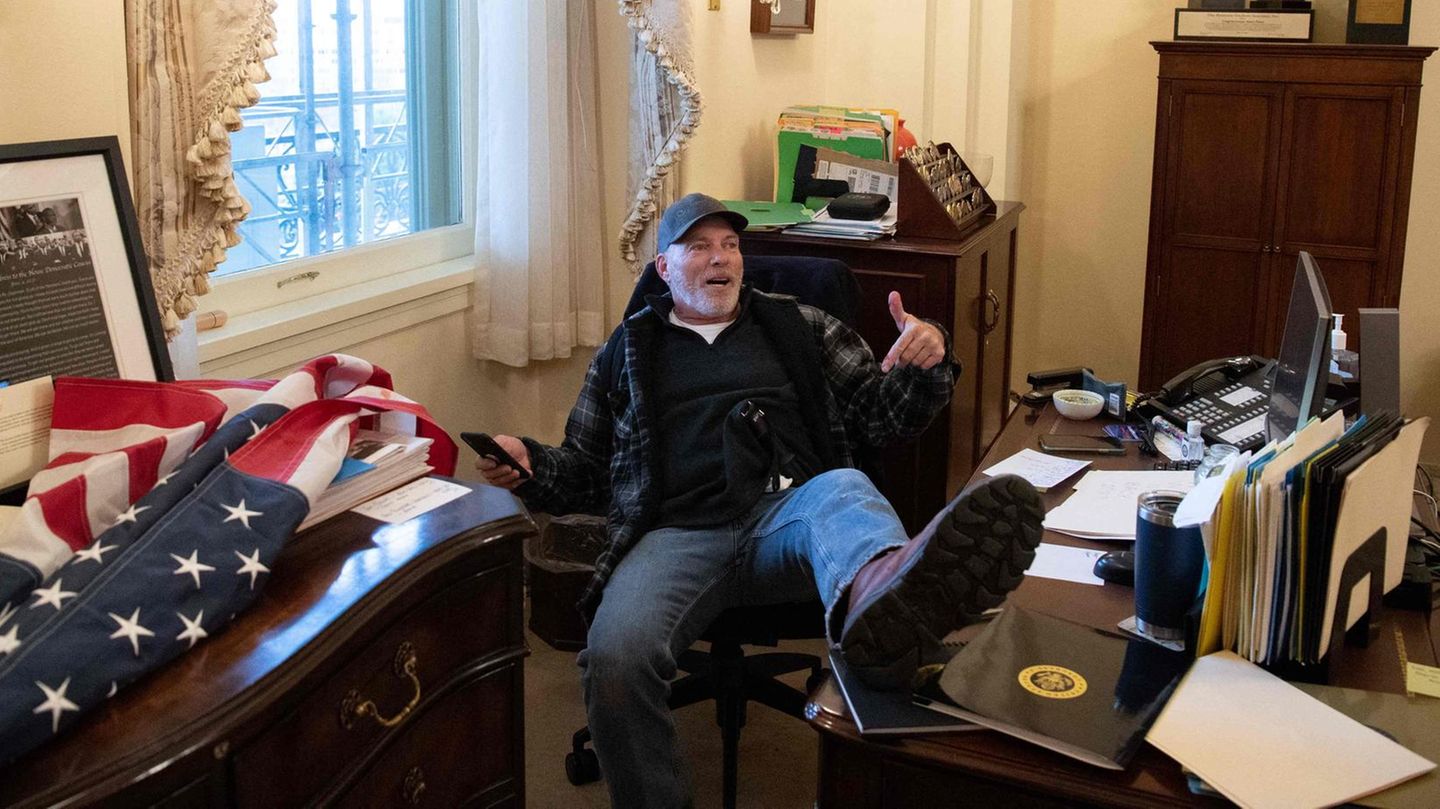 Auch der Stuhl von Nancy Pelosi bleibt nicht verschont: Die Angreifer brechen in das Büro der Vorsitzenden des Repräsentantenhauses ein und einer macht es sich an ihrem Schreibtisch gemütlich. Er wird später als Richard Barnett identifiziert und angeklagt. Seine nächste Anhörung vor Gericht ist für Februar angesetzt