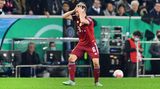 Um den Fußballprofi des FC Bayern entbrannte im vergangenen Herbst eine öffentliche Diskussion. Der 26-Jährige bestätigte im Oktober, dass er noch nicht geimpft wurde. Er hätte "persönlich noch ein paar Bedenken, gerade, was fehlende Langzeitstudien angeht". Einen Monat später gab der Verein bekannt, dass Kimmich positiv auf das Coronavirus getestet worden sei. Aufgrund von Lungenproblemen musste der Spieler eine längere Zwangspause einlegen. Im Dezember kündigte der Nationalspieler an, sich impfen lassen zu wollen. "Generell war es für mich einfach schwierig mit meinen Ängsten und Bedenken umzugehen, deshalb war ich auch so lange unentschlossen", erklärt er im Interview mit dem ZDF.