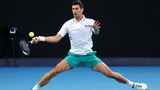 Der serbische Tennisstar kämpft nach der Stornierung seines Einreise-Visums praktisch in letzter Minute gegen seine Abschiebung aus Australien. Anwälte des Weltranglisten-Ersten legten am Donnerstagnachmittag (Ortszeit) vor einem Gericht in Melbourne Rechtsmittel gegen den Visumsentzug ein, wie das australische Nachrichtenportal "The Age" berichtete. Demnach suchten sie noch Dokumente zusammen und sollten im Laufe des Tages von Richter Anthony Kelly gehört werden. Djokovic war mit einer höchst umstrittenen medizischen Ausnahmegenehmigung nach Australien gereist und am späten Mittwochabend (Ortszeit) in Melbourne gelandet, um dort an den Australian Open teilzunehmen. Das Turnier beginnt am 17. Januar. Die australische Grenzschutzbehörde verwehrte ihm aber die reguläre Einreise – und ließ den 34-Jährigen stattdessen in ein Hotel für Ausreisepflichtige bringen. Djokovic sollte noch am Donnerstag die Heimreise antreten.