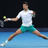 Der serbische Tennisstar kämpft nach der Stornierung seines Einreise-Visums praktisch in letzter Minute gegen seine Abschiebung aus Australien. Anwälte des Weltranglisten-Ersten legten am Donnerstagnachmittag (Ortszeit) vor einem Gericht in Melbourne Rechtsmittel gegen den Visumsentzug ein, wie das australische Nachrichtenportal "The Age" berichtete. Demnach suchten sie noch Dokumente zusammen und sollten im Laufe des Tages von Richter Anthony Kelly gehört werden. Djokovic war mit einer höchst umstrittenen medizischen Ausnahmegenehmigung nach Australien gereist und am späten Mittwochabend (Ortszeit) in Melbourne gelandet, um dort an den Australian Open teilzunehmen. Das Turnier beginnt am 17. Januar. Die australische Grenzschutzbehörde verwehrte ihm aber die reguläre Einreise – und ließ den 34-Jährigen stattdessen in ein Hotel für Ausreisepflichtige bringen. Djokovic sollte noch am Donnerstag die Heimreise antreten.