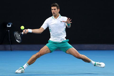 Der serbische Tennisstar kämpft nach der Stornierung seines Einreise-Visums praktisch in letzter Minute gegen seine Abschiebung aus Australien. Anwälte des Weltranglisten-Ersten legten am Donnerstagnachmittag (Ortszeit) vor einem Gericht in Melbourne Rechtsmittel gegen den Visumsentzug ein, wie das australische Nachrichtenportal "The Age" berichtete. Demnach suchten sie noch Dokumente zusammen und sollten im Laufe des Tages von Richter Anthony Kelly gehört werden. Djokovic war mit einer höchst umstrittenen medizischen Ausnahmegenehmigung nach Australien gereist und am späten Mittwochabend (Ortszeit) in Melbourne gelandet, um dort an den Australian Open teilzunehmen. Das Turnier beginnt am 17. Januar. Die australische Grenzschutzbehörde verwehrte ihm aber die reguläre Einreise – und ließ den 34-Jährigen stattdessen in ein Hotel für Ausreisepflichtige bringen. Djokovic sollte noch am Donnerstag die Heimreise antreten.