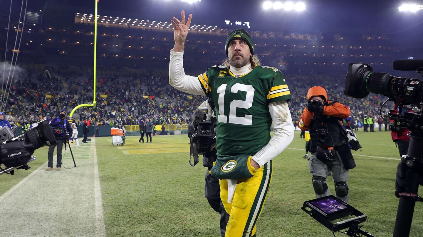 Der US-Footballstar hatte im vergangenen August behauptet, immunisiert zu sein – obwohl er noch gar nicht geimpft wurde. Der NFL-Quarterback der Green Bay Packers infizierte sich mit dem Coronavirus. In einer Fernsehshow gestand der Sportler später, noch keine Impfung erhalten zu haben. Aufgrund einer angeblichen Allergie auf einen Wirkstoff in den mRNA-Impfstoffen der Covid-Impfungen, will sich der 38-Jährige auch zukünftig nicht impfen lassen. Rogders wirbt für alternative Heilmethoden. Kritik gab es auch, weil die Liga die Verstöße des Topstars gegen das Corona-Protokoll lange Zeit ungeahndet ließ.