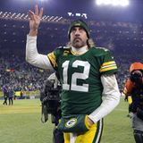 Der US-Footballstar hatte im vergangenen August behauptet, immunisiert zu sein – obwohl er noch gar nicht geimpft wurde. Der NFL-Quarterback der Green Bay Packers infizierte sich mit dem Coronavirus. In einer Fernsehshow gestand der Sportler später, noch keine Impfung erhalten zu haben. Aufgrund einer angeblichen Allergie auf einen Wirkstoff in den mRNA-Impfstoffen der Covid-Impfungen, will sich der 38-Jährige auch zukünftig nicht impfen lassen. Rogders wirbt für alternative Heilmethoden. Kritik gab es auch, weil die Liga die Verstöße des Topstars gegen das Corona-Protokoll lange Zeit ungeahndet ließ.