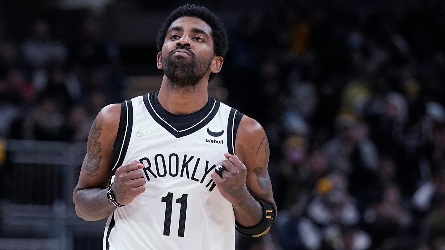 Kyrie Irving Als einer der wenigen ungeimpften NBA-Profis wurde Kyrie Irving für den Saisonbeginn von den Brooklyn Nets ausgeschlossen. Der millionenschwere Basketball-Star sollte ursprünglich erst nach einer Impfung wieder spielen dürfen. Nun aber die Wende: Der 29-Jährige hat wieder gespielt und beim 129:121-Auswärtssieg bei den Indiana Pacers 22 Punkte erzielt. "Es hat sich unglaublich angefühlt", sagte der 29 Jahre alte Aufbauspieler nach der Partie über seine Rückkehr. "Das betrachte ich nicht als selbstverständlich." An Heimspielen soll Irving jedoch wegen der Corona-Regeln in New York noch nicht teilnehmen dürfen.