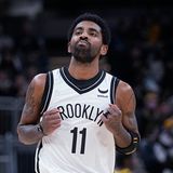 Als einer der wenigen ungeimpften NBA-Profis wurde Kyrie Irving für den Saisonbeginn von den Brooklyn Nets ausgeschlossen. Der millionenschwere Basketball-Star sollte ursprünglich erst nach einer Impfung wieder spielen dürfen. Nun aber die Wende: Der 29-Jährige hat wieder gespielt und beim 129:121-Auswärtssieg bei den Indiana Pacers 22 Punkte erzielt. "Es hat sich unglaublich angefühlt", sagte der 29 Jahre alte Aufbauspieler nach der Partie über seine Rückkehr. "Das betrachte ich nicht als selbstverständlich." An Heimspielen soll Irving jedoch wegen der Corona-Regeln in New York noch nicht teilnehmen dürfen.
