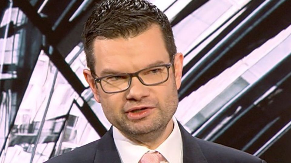 Booster-Impfung alle sechs Monate: Kann man die Bevölkerung dazu zwingen, Herr Buschmann? Booster-Impfung alle sechs Monate: Kann man die Bevölkerung dazu zwingen, Herr Buschmann?