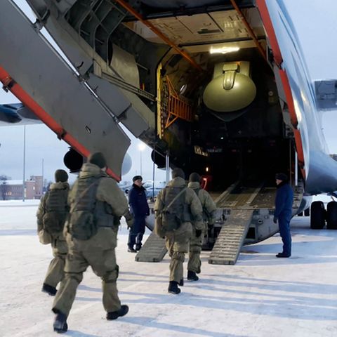 Russische Luftlandetruppen besteigen ein Flugzeug, um nach Kasachstan zu fliegen