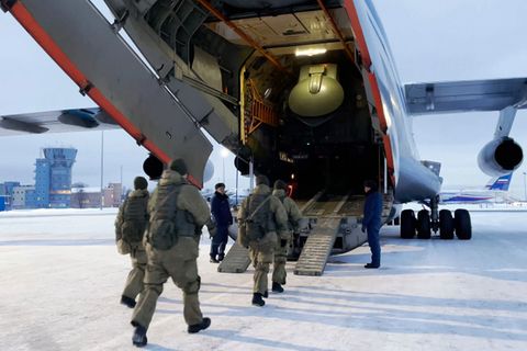 Russische Luftlandetruppen besteigen ein Flugzeug, um nach Kasachstan zu fliegen