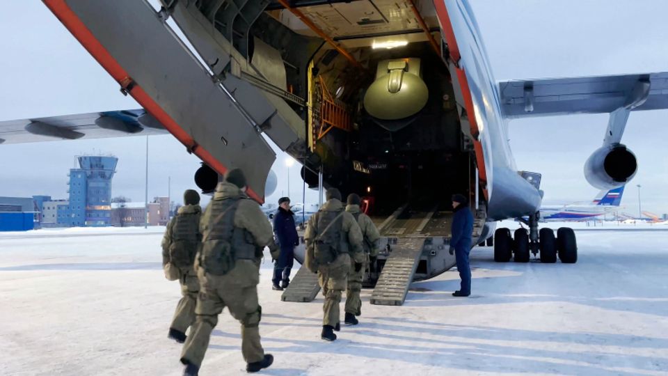 Russische Luftlandetruppen besteigen ein Flugzeug, um nach Kasachstan zu fliegen