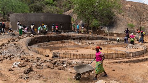 Die Bewohner von Kinakoni beim Bau der Wassertanks zur Speicherung von Regenwasser. Die Datenerhebung durch die "Baseline Survey" hilft später festzustellen, ob und wie Maßnahmen wie diese Tanks die Situation vor Ort verbessert haben