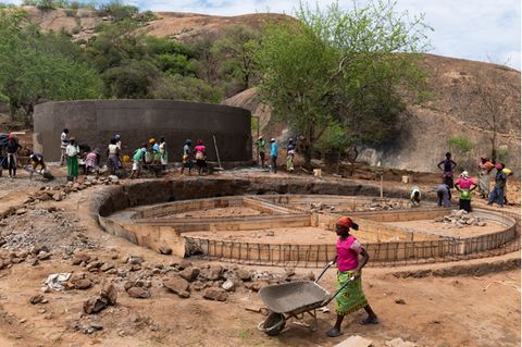 Die Bewohner von Kinakoni beim Bau der Wassertanks zur Speicherung von Regenwasser. Die Datenerhebung durch die "Baseline Survey" hilft später festzustellen, ob und wie Maßnahmen wie diese Tanks die Situation vor Ort verbessert haben