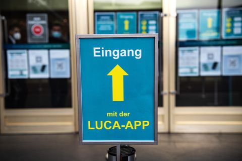 Eingangsschild mit Hinweis auf die Luca-App
