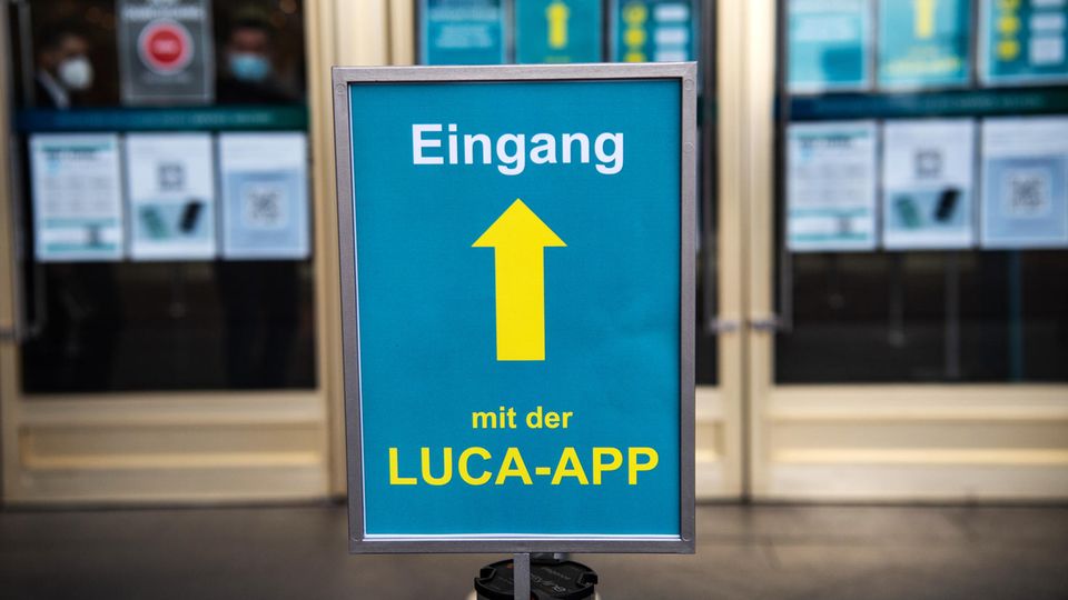 Eingangsschild mit Hinweis auf die Luca-App