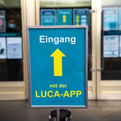 Eingangsschild mit Hinweis auf die Luca-App