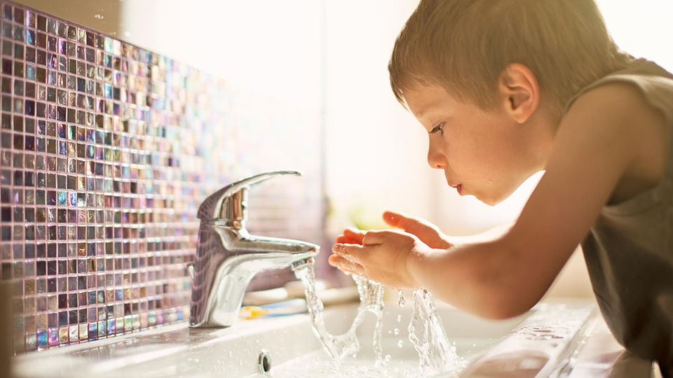 Kleine Junge trinkt Leitungswasser