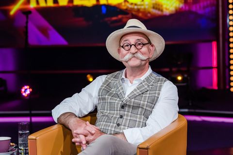 Horst Lichter sitzt in einem Sessel