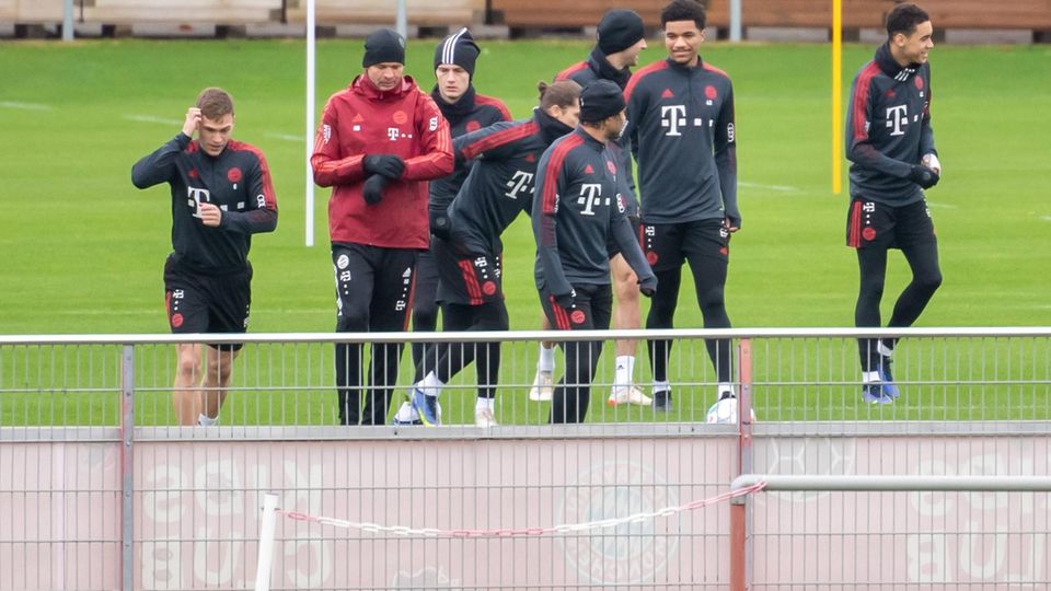 Mehrere Spieler des FC Bayern beim Training