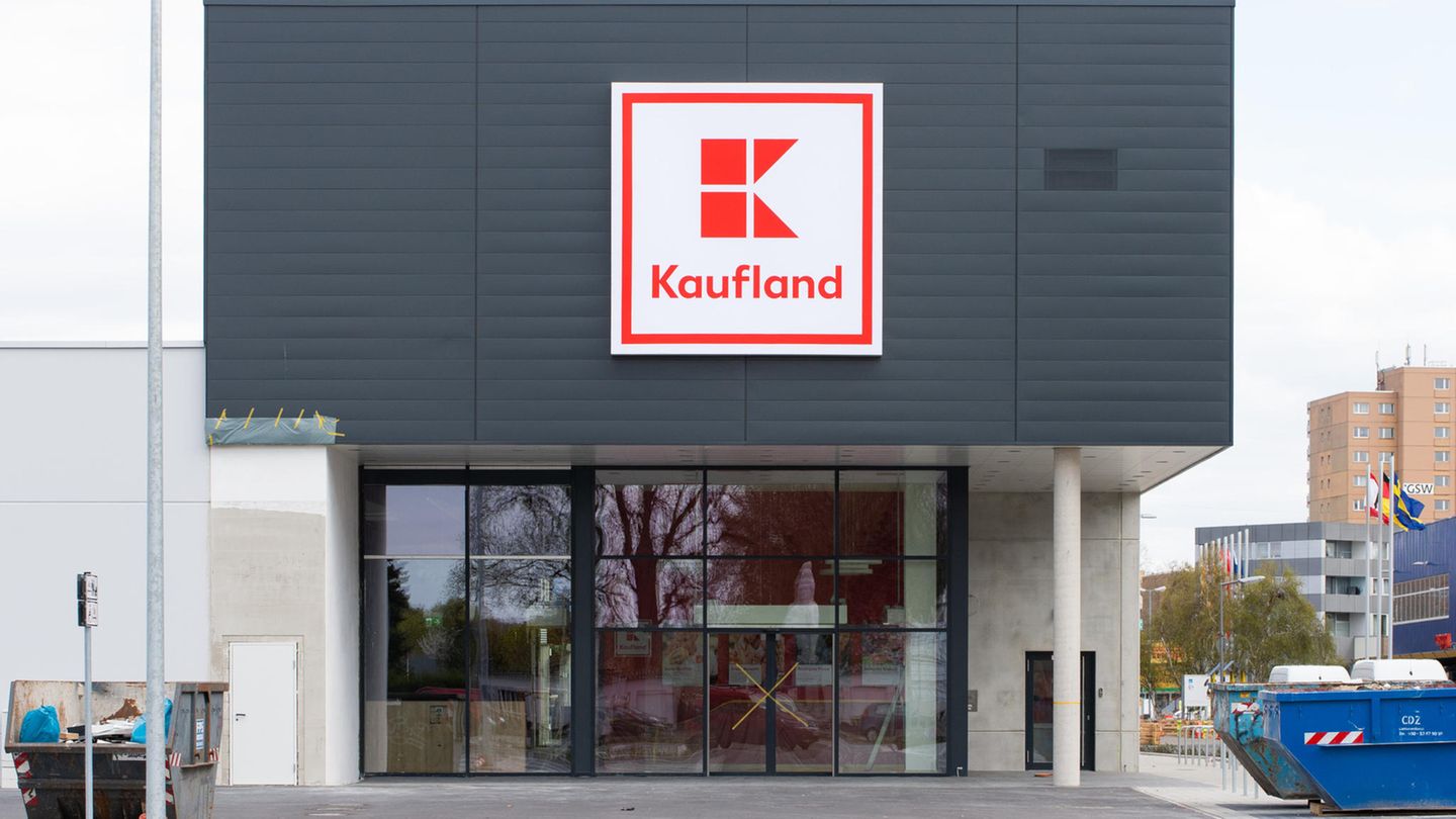 Kaufland Magdeburg: Video shows a racist incident – security pushes the customer out of the store