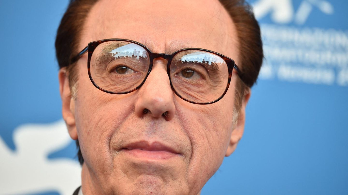 Ein älterer weißer Herr mit Hornbrille und hoher Stirn schaut skeptisch.