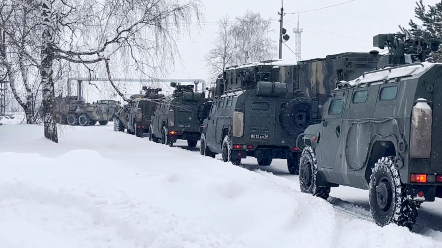Militärfahrzeuge russischer Friedenstruppen auf einem Flugplatz außerhalb Moskaus warten auf den Transport nach Kasachstan 