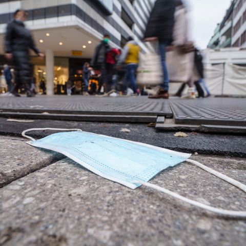 Menschen sind auf der Frankfurter Einkaufsmeile Zeil unterwegs 
