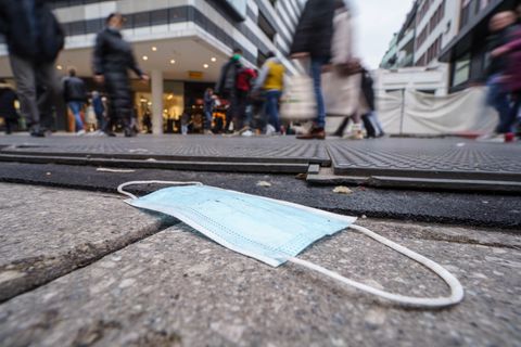 Menschen sind auf der Frankfurter Einkaufsmeile Zeil unterwegs 