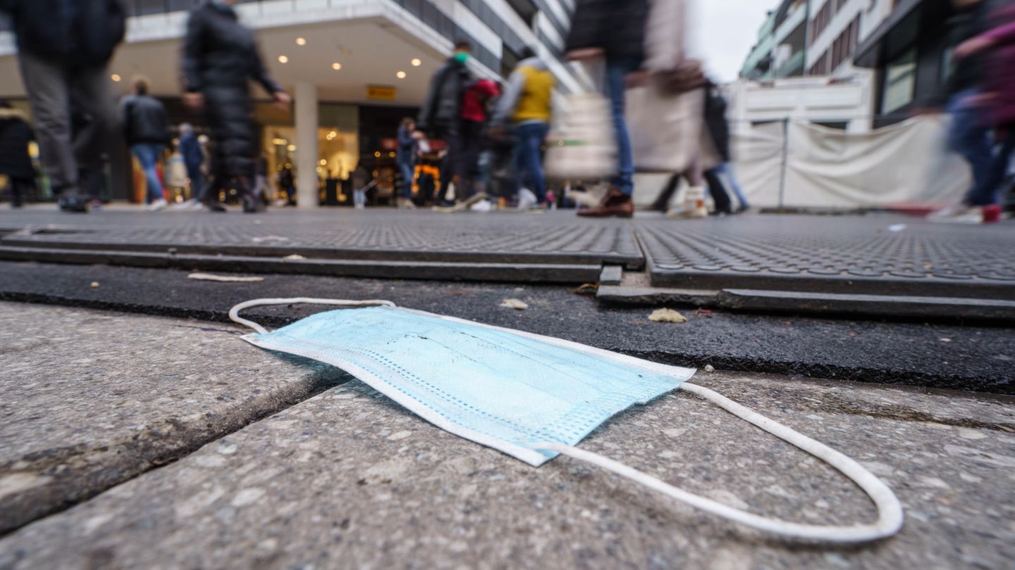 Menschen sind auf der Frankfurter Einkaufsmeile Zeil unterwegs 