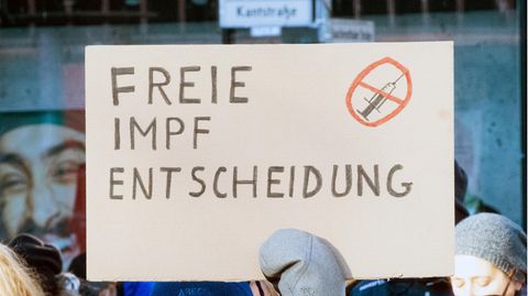 In Deutschland protestieren Bürger gegen eine mögliche allgemeine Impfpflicht